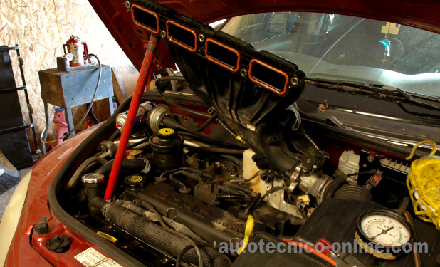 Motor 2.4L (Chrysler) Donde La Parte Superior Del Múltiple De Admisión Cubre Los Inyectores De Combustible