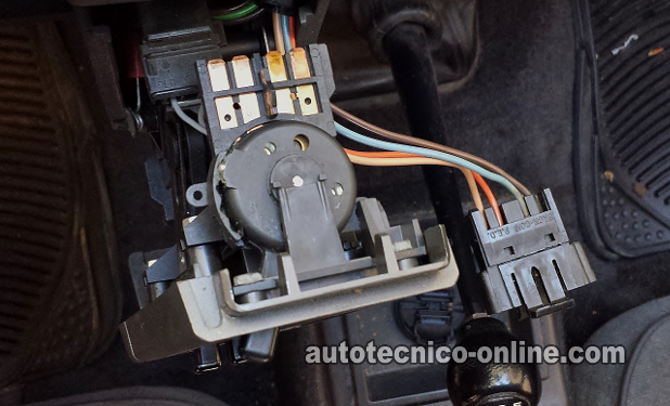 Desalojando El Panel De Control Del Aire Acondicionado Lo Suficiente Para Tener Acceso Al Conector Del Interruptor. Cómo Probar El Interruptor Del Motor Del Soplador (2.8L Chevy S10/ GMC S15)