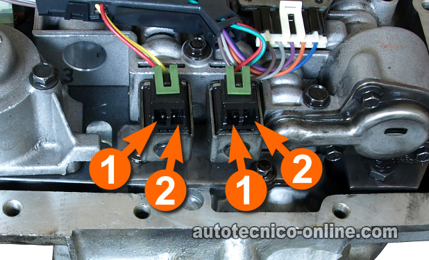 Cómo Probar Los Solenoides De Cambio 1-2 y 2-3 (1999, 2000, 2001, 2002, 2003, 2004, 2005, 2006, 2007, 2008, 2009, 2010 V8 Chevrolet Silverado y GMC Sierra)