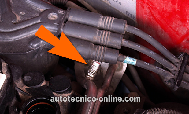 Instalación Del Adaptador Del Probador De Presión De Combustible. Cómo Probar La Bomba De Combustible (1996, 1997, 1998, 1999, 2000, 2001, 2002, 2003 4.3L V6 Chevrolet S10 Pickup, GMC Sonoma, Isuzu Hombre)