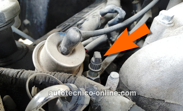 Verificando La Presión Con Medidor De Presión De Combustible. Cómo Probar La Bomba De Combustible (1991, 1992, 1993, 1994 3.0L Ford Ranger y Mazda B3000) Verificando La Presión Con Medidor De Presión De Combustible. Cómo Probar La Bomba De Combustible (1991, 1992, 1993, 1994 3.0L Ford Ranger y Mazda B3000)