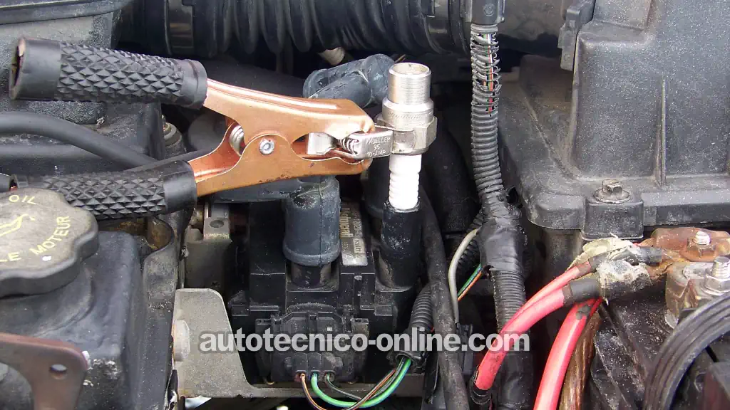Verificando La Chispa En El Conjunto De Bobinas De Encendido. Cómo Probar El Conjunto De Bobinas De Encendido (2000, 2001, 2002, 2003, 2004 2.0L Ford Focus)
