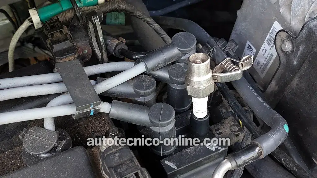 Verificando Chispa En La Bobina De Encendido. Cómo Probar El Conjunto De Bobinas De Encendido (2011, 2012, 2013, 2014, 2015, 2016, 2017, 2018, 2019 1.6L Ford Fiesta)