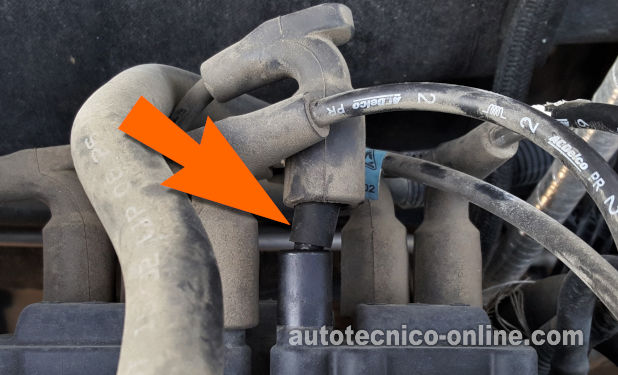 Once The Vacuum Hoses Are Inserted Into The Spark Plug Cable, Connect The Cable To Its Coil Tower. Cómo Hacer Una Prueba De Balance De Cilindros (2004, 2005, 2006, 2007, 2008 3.5L V6 Chevrolet Malibu)