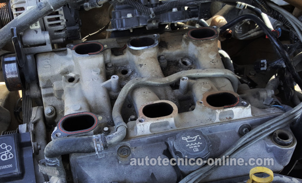 Removiendo El Colector Del Múltiple De Admisión Para Probar Los Inyectores De Combustible (2004, 2005, Y 2006 3.5 V6 Chevy Malibu).