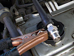 Cómo Probar La Bobina De Encendido Y El Sensor De La Posición Del Cigüeñal (2.4L Mitsubishi) Cómo Probar La Bobina De Encendido Y El Sensor De La Posición Del Cigüeñal (2.4L Mitsubishi)