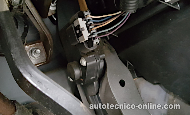 Cómo Probar El Sensor APP 1 y El Sensor APP 2 Del Pedal Del Acelerador (2007, 2008, 2009 3.5L Chevrolet Malibu y 3.5L Pontiac G6 )
