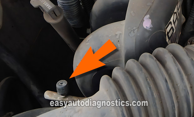 Verificando La Presión Con Medidor De Presión De Combustible. Cómo Probar La Bomba De Combustible (1998, 1999, 2000 2.2L Chevrolet S10, GMC Sonoma, y Isuzu Hombre)